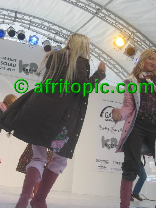 ../Images/Krefeld-Strssenmodenschau-2005 339.jpg